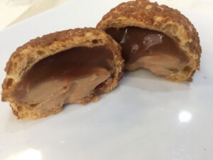 Bignè con craqueline caramello salato e nocciola